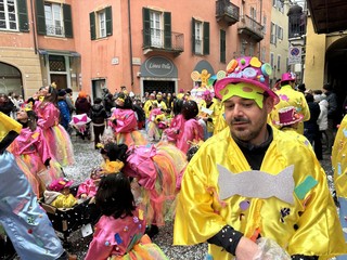 Alcuni momenti della sfilata in corso a Mondovì