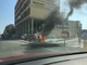 A fuoco uno scooter in corso Nizza a Cuneo. Le fiamme danneggiano anche una vettura (FOTO)