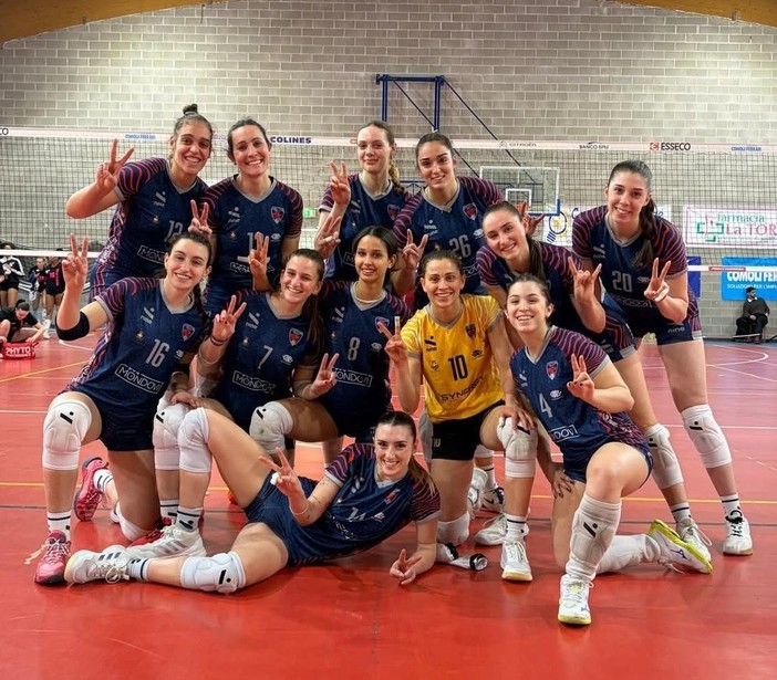Le pumine festeggiano la vittoria in casa dell'Issa Novara (ph. Mondovì Volley)