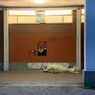 #CONTROCORRENTE: la foto che fa male, apre il seggio a Cuneo, ma c'è chi dorme a terra. Il mondo che vogliamo è un altro
