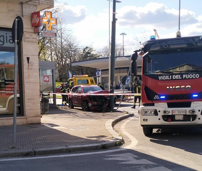 Vettura contro un palo della luce in corso Monviso a Cuneo