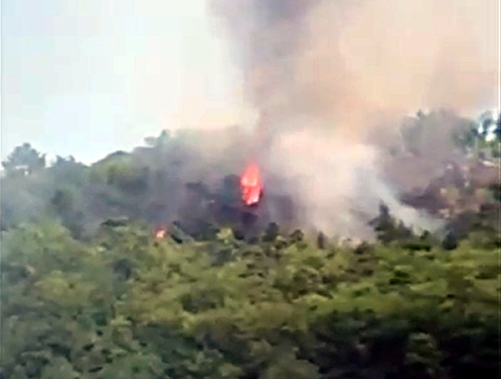 Nella foto, scattata da lontano, a Cossano Belbo, in Regione Falchetto, le fiamme hanno ripreso vigore indicativamente dopo mezzogiorno