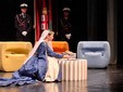 La Bela Trifolera Daliana Petre porta un vassoio di tartufi sul palco