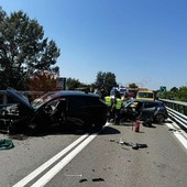 Frontale tra due auto sulla Statale 28 tra Fossano e Trinità: cinque feriti Frontale tra due auto sulla Statale 28 tra Fossano e Trinità: cinque feriti