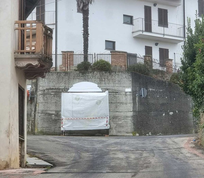 Il murales ancora coperto