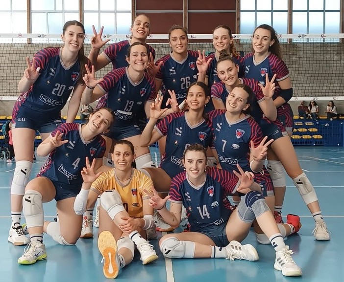 Le pumine festeggiano a fine gara (foto Mondovì Volley)