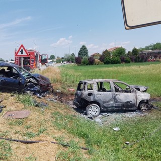 Si scontrano e prendono entrambe fuoco: incidente fra due auto a Carrù