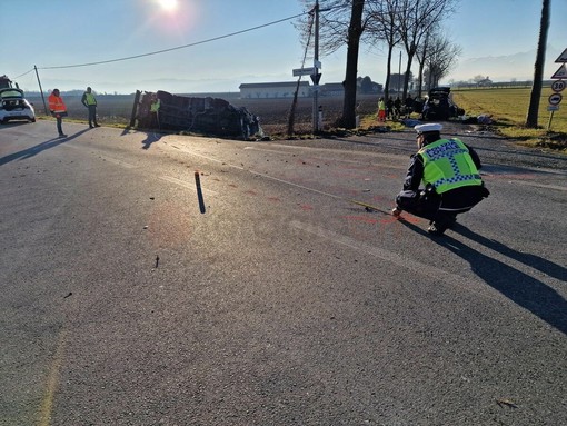 Gli agenti della Polizia Locale dell’Unione Terre della Pianura impegnati nei rilievi sul luogo dell’incidente