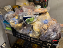 Vaschetta contenente prodotti alimentari di diverso tipo sprovvisti di etichetta e tracciabilità Vaschetta contenente prodotti alimentari di diverso tipo sprovvisti di etichetta e tracciabilità