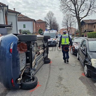Incidente a Savigliano: 78enne perde il controllo dell'auto e finisce contro le vetture in sosta