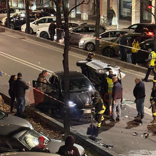 Alba, scontro fra sei auto e due feriti: traffico paralizzato e deviato sui controviali