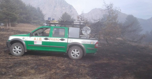 Presidiata tutta la notte l'area dell'incendio tra Priero e Montezemolo: indagini in corso per stabilire le cause dell'innesco Presidiata tutta la notte l'area dell'incendio tra Priero e Montezemolo: indagini in corso per stabilire le cause dell'innesco