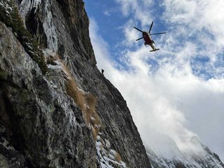 Alcuni momenti dell'intervento di soccorso presso il monte Corno Stella, nel comune di Valdieri: le operazioni hanno coinvolto 118, Soccorso Alpino, Soccorso Alpino della Guardia di Finanza (Sagf) e Vigili del Fuoco