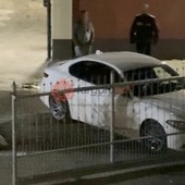 Ubriaco, si schianta con l'auto contro il cancello di un'abitazione a Bernezzo Ubriaco, si schianta con l'auto contro il cancello di un'abitazione a Bernezzo