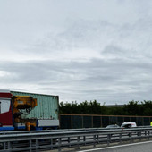 Camion contro guard rail sull'autostrada tra lo svincolo di Cuneo e Fossano