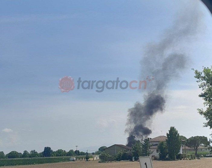 Savigliano, imballatrice prende fuoco durante il lavoro nei campi: incendio anche alla vegetazione