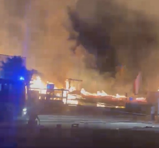 Le impressionanti immagini del rogo: incendio distrugge un magazzino di pellet e pallet a Vezza d'Alba [VIDEO]