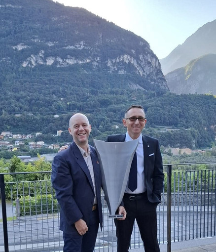 Davide Serpagli e Simone Aime a Longarone con il modellino della diga