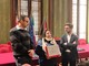 L'assessore Tibaldi e il sindaco Gatto consegnano la targa