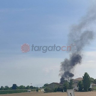 Savigliano, imballatrice prende fuoco durante il lavoro nei campi: incendio anche alla vegetazione