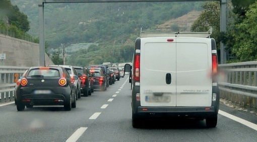 Incidente sulla A10 tra Savona e Spotorno: un morto, autostrada chiusa e lunghe code anche sulla A6 Incidente sulla A10 tra Savona e Spotorno: un morto, autostrada chiusa e lunghe code anche sulla A6