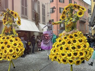 Alcuni momenti della sfilata in corso a Mondovì
