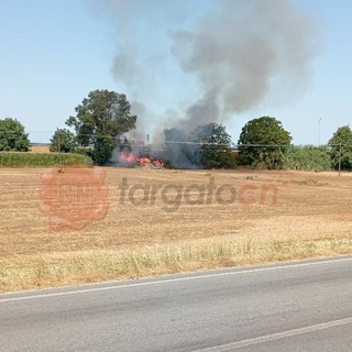 A fuoco materiale edile abbandonato nei pressi del cimitero di Fossano A fuoco materiale edile abbandonato nei pressi del cimitero di Fossano