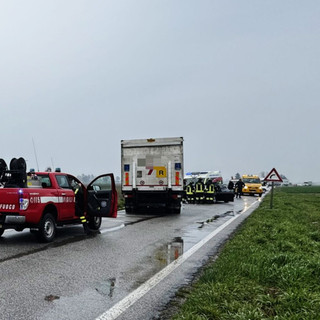 Scontro tra un'auto e un camion rifiuti speciali tra Fossano e Villafalletto