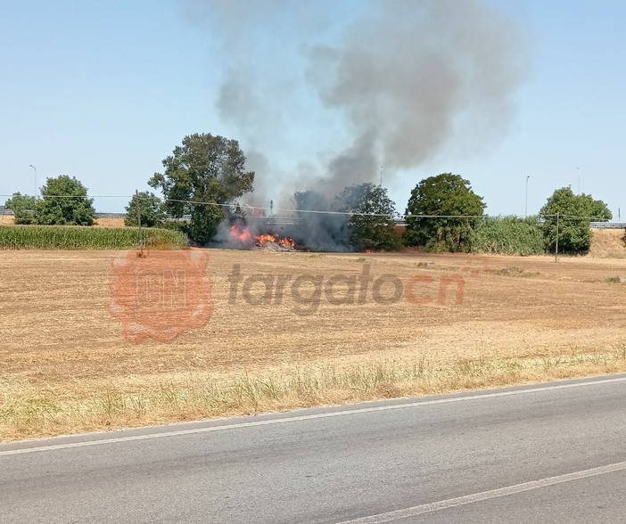 A fuoco materiale edile abbandonato nei pressi del cimitero di Fossano A fuoco materiale edile abbandonato nei pressi del cimitero di Fossano