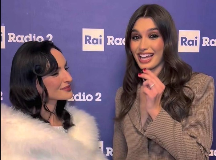 La modella cerverese Francesca Bergesio mentre intervista Arisa nella "Social Room" di Rai Radio2