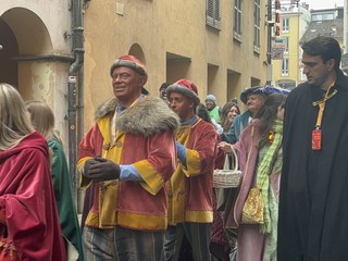 Alcuni momenti della sfilata in corso a Mondovì