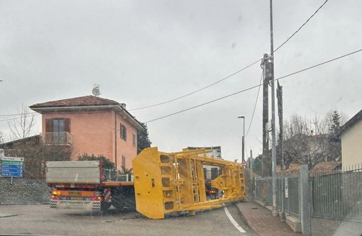 Barolo, tir perde un carico metallico alla rotonda: viabilità rallentata per un’ora Barolo, tir perde un carico metallico alla rotonda: viabilità rallentata per un’ora