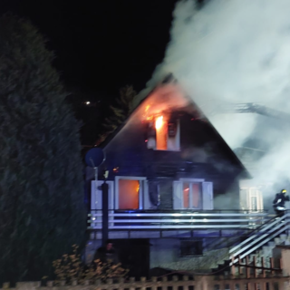 Lasciano il camino acceso e vanno al ristorante per il cenone: casa va a fuoco a Valdieri