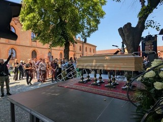 La commemorazione pubblica tenuta domenica scorsa a Pollenzo per l'ultimo saluto a Carlo Petrini