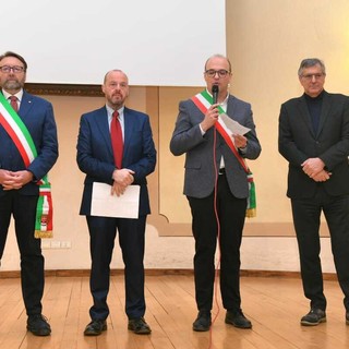 Neive ringrazia i sindaci dei paesi di "Sei in Langa", presente anche il consigliere regionale Luigi Genesio Icardi Neive ringrazia i sindaci dei paesi di "Sei in Langa", presente anche il consigliere regionale Luigi Genesio Icardi