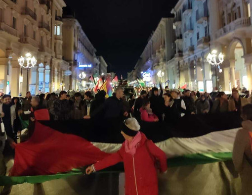 Anche a Cuneo manifestanti in piazza a sostegno della Global Sumud Flotilla [VIDEO]