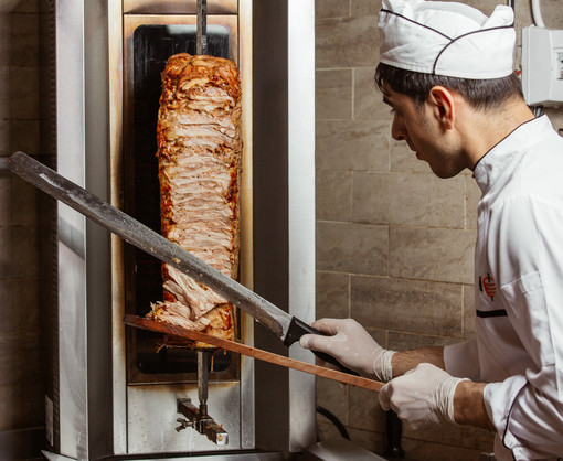 La Granda a tavola, il kebab cresce in provincia, ma la tradizione piemontese blinda il 60% delle licenze: dalle Langhe al capoluogo, la svolta esotica del fast food La Granda a tavola, il kebab cresce in provincia, ma la tradizione piemontese blinda il 60% delle licenze: dalle Langhe al capoluogo, la svolta esotica del fast food