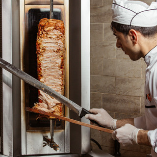 La Granda a tavola, il kebab cresce in provincia, ma la tradizione piemontese blinda il 60% delle licenze: dalle Langhe al capoluogo, la svolta esotica del fast food