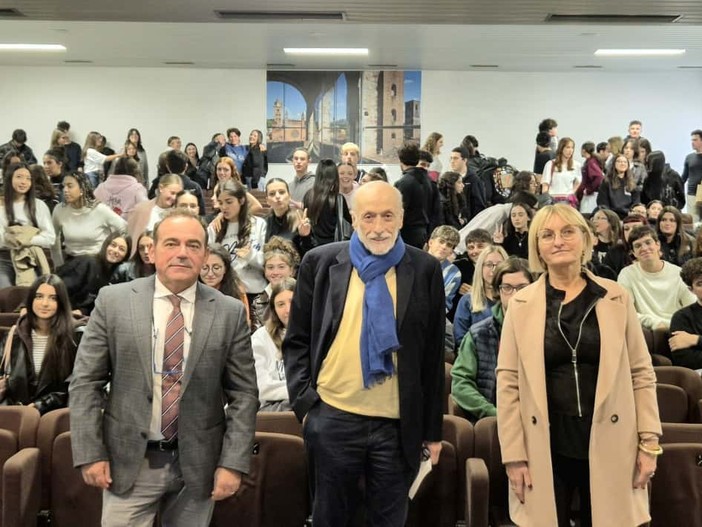 Alcuni momenti dell'incontro che ha portato ad Alba il fondatore di Slow Food e presidente onorario di Unisg Carlo Petrini