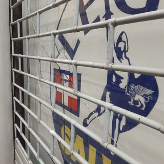 Alba, spaccata la vetrina della sede della Lega: terzo episodio in meno di un anno e mezzo