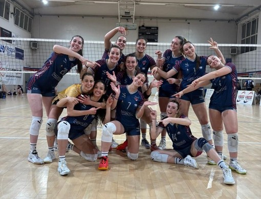Le pumine festeggiano la vittoria contro il Bellusco (ph. ufficio stampa Mondovì Volley)