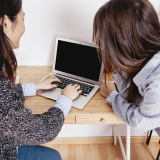 Il doppio volto del lavoro femminile nel Cuneese: primato italiano per l'impresa autonoma, ma una dipendente su tre resta nella "trappola" del part-time