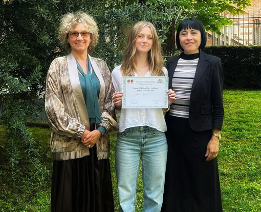 In foto alcuni momenti della premiazione svoltasi mercoledì 15 aprile e Luisa Burzio ritratta con l'attestato e le sue docenti di filosofia, profssa Laura Demichelis, e di latino e greco, profssa Elena Rolando