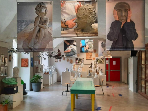 LA SCUOLA CHE RIPARTE / Al Gallizio cinque classi prime. Si lavora al dossier Alba Capitale dell'arte contemporanea