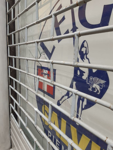 Alba, spaccata la vetrina della sede della Lega: terzo episodio in meno di un anno e mezzo