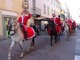 La carica dei Babbi Natale a cavallo a fare gli auguri a Bra (Foto)