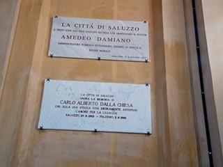 La lapide che ricorda Damiano e Dalla Chiesa è posta sullo scalone del municipio di Saluzzo