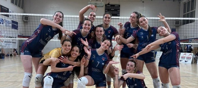 Le pumine festeggiano la vittoria contro il Bellusco (ph. ufficio stampa Mondovì Volley)