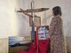 La croce, simbolo del dramma migratorio di Cutro, conservata nella parrocchia di Le Castella (Crotone)