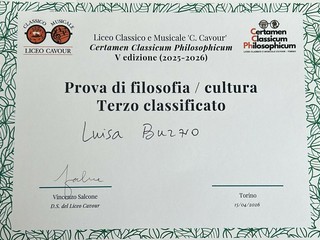In foto alcuni momenti della premiazione svoltasi mercoledì 15 aprile e Luisa Burzio ritratta con l'attestato e le sue docenti di filosofia, profssa Laura Demichelis, e di latino e greco, profssa Elena Rolando